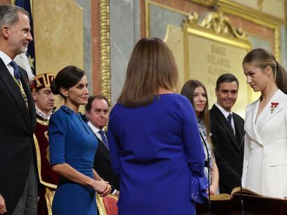 La princesa de Asturias al rey, tras jurar la Constitución, en presencia de la reina Letizia, la infanta Sofía y el presidente del Gobierno en funciones, Pedro Sánchez.