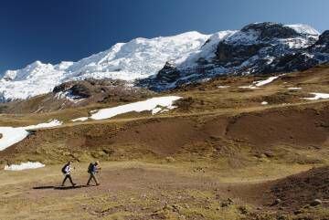 Dos senderistas en ruta al monte Ausangate, en los Andes peruanos.