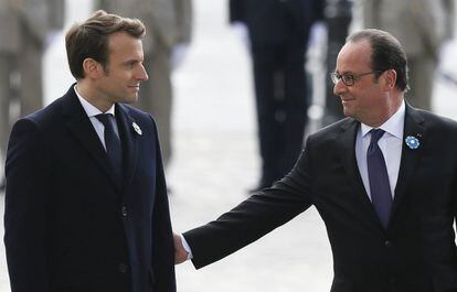 El presidente saliente francés, François Hollande (d), y el mandatario electo de Francia, Emmanuel Macron (i), durante una ceremonia por el Día de la Victoria, para homenajear a las víctimas de la Segunda Guerra Mundial cuando se cumplen 72 años de la victoria aliada frente a la Alemania nazi, en París (Francia).