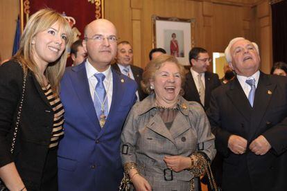 Manuel Baltar, junto a su mujer y sus padres en su toma de posesi&oacute;n como presidente de la Diputaci&oacute;n 