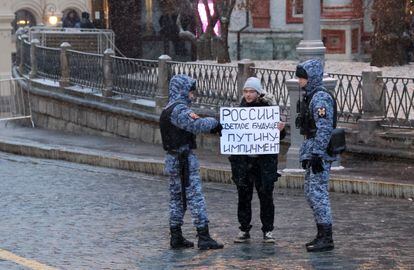Dos agentes detienen a un manifestante con una pancarta que dice "Futuro brillante para Rusia, Impeachment para Putin", en la Plaza Roja de Moscú, el 15 de noviembre de 2022.