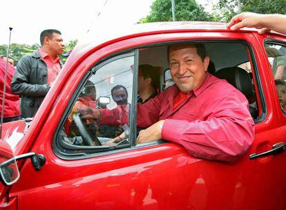 Los sondeos a pie de urna dan 18 puntos de ventaja para el actual presidente venezolano, Hugo Chávez, según los datos difundidos esta madrugada por el Gobierno. Chávez, que busca su tercer mandato, parte como favorito frente a su rival, el socialdemócrata Manuel Rosales.