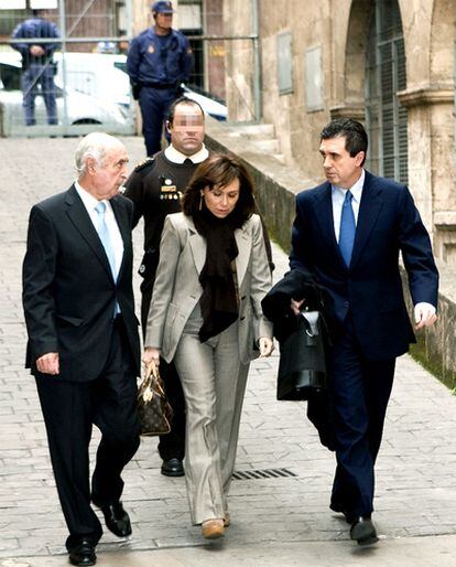 El ex presidente balear, Jaume Matas, y su esposa, Maite Areal, a su entrada en los juzgados de Palma de Mallorca donde declaran por el caso 'Palma Arena'.