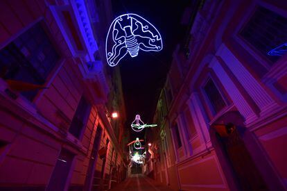 También hay esculturas como las 'Manos de luz', de Geovanny Verdezoto, en la Plaza Chica; o las 'Polillas', de Belén Mena, en la tradicional calle de La Guaragua; y el 'Ayni de Luz', de Felipe Jácome y Daniel Espinosa.