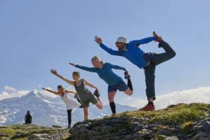 Sesión de yoga en los Pirineos organizada por Casa Cuadrau.