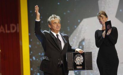 Eduard Fernández recoge la Concha de Plata al mejor actor.