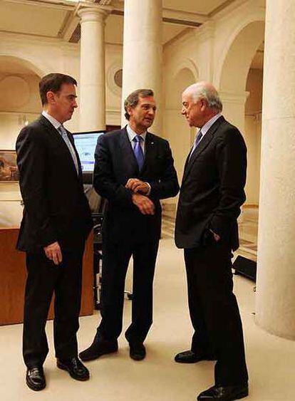 Francisco González, presidente del BBVA (derecha), Carlos Martínez, presidente del CSIC (centro) y Rafael Pardo, director de la fundación.