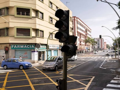 Dificultades en la circulación en Santa Cruz de Tenerife al no funcionar los semáforos debido a un apagón eléctrico que afecta a toda la isla.