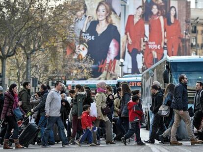 Viandantes cruzan una calle de Barcelona.