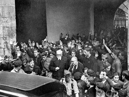 Unamuno, hostigado por los seguidores de Millán Astray, abandona la Universidad de Salamanca, tras el discurso del 12 de octubre de 1936, que significó su ruptura con el bando nacional. Arriba, el escritor con su hijo Ramón, en torno a 1900.