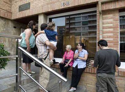 Entrada al portal de la vivienda que ocupaba la pareja en la calle de Lorena, en Barcelona.