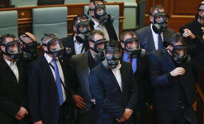 Diputados utilizan máscaras antigás después de que miembros de la oposición lanzaran gas lacrimógeno durante una sesión parlamentaria en Pristina (Kosovo).
