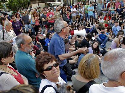 Participantes de la asamblea que tuvo lugar ayer en la plaza del Ayuntamiento de Valencia.