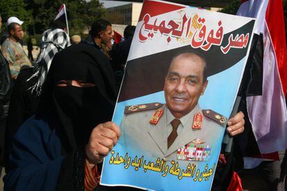 Manifestación a favor del Ejército ,en la plaza de Abasiya, El Cairo. "Egipto por encima de todo. El Pueblo, la Policía y el Ejército, todos de una mano", se puede leer en esta pancarta.