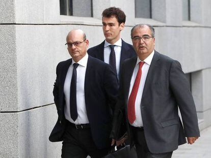 El expresidente del Banco Popular Ángel Ron (derecha), a su llegada el martes a la Audiencia Nacional. 