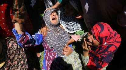 La hermana del fallecido Toussef Ahmad Wani llora durante su funeral en la localidad cachemira de Pulwama (India). Wani murió durante unos disturbios entre manifestantes y fuerzas gubernamentales.