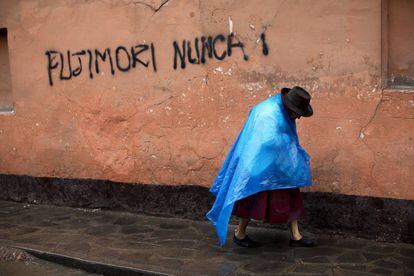 Una mujer pasa por delante de un grafitti en contra de la candidata electoral Keiko Fujimori, en Ayacucho.  