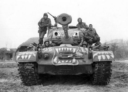 Soldados sentados en un tanque M-46 pintado como un tigre furioso, durante la Guerra de Corea, en 1951.