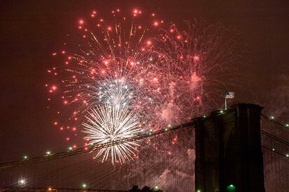 Fuegos artificiales sobre el puente de Brooklyn en Nueva York (EE UU), durante las celebraciones del 4 de Julio.
