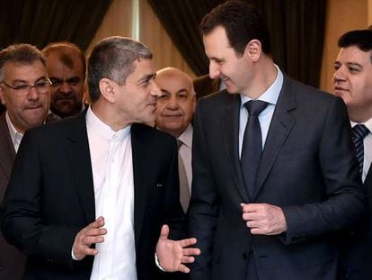 El Asad conversa con el ministro iran&iacute; de Econom&iacute;a Ali Tayebnia, en Damasco el pasado lunes.