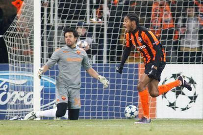 El delantero brasileño del Shakhtar Luiz Adriano celebra el primer gol de su equipo ante el Roma.