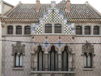 La fachada de la casa Coll i Reg&agrave;s, construida por Puig i Cadafalch en  Matar&oacute; y que se acaba de restaurar.