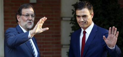 El presidente del Gobierno, Mariano Rajoy, y el secretario general del PSOE, Pedro Sánchez, en la escalinata del Palacio de la Moncloa.