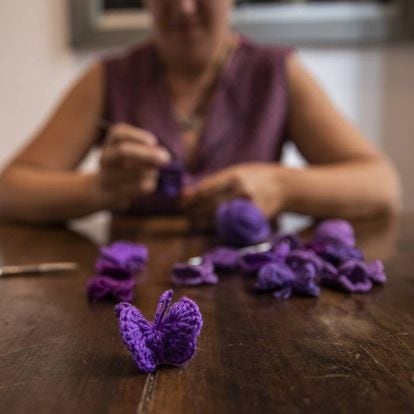Itziar Prats, al fondo, tejiendo mariposas que simbolizan a sus dos hijas, el pasado septiembre.