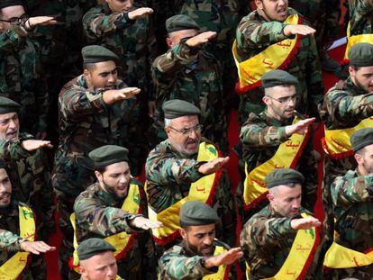 Miembros de Hezbolá durante el funeral de varios combatientes muertos en Siria.
 