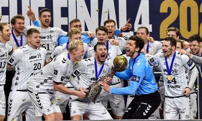 Los jugadores del Kiel celebran el título de la Champions, tras derrotar al Barça.