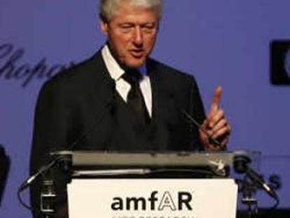 Bill Clinton en Cannes, en la subasta de su saxofón