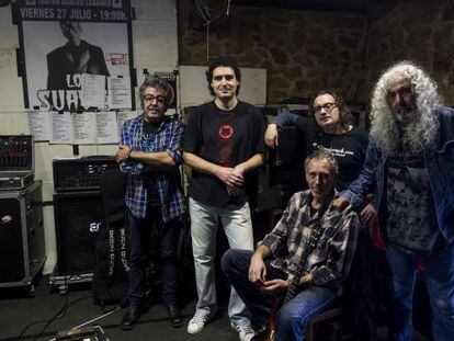 De izquierda a derecha, Charly (bajo), Tino (batería), Fernando (guitarra, sentado), Alberto (guitarra) y Yosi (voz), en su estudio de Ourense.