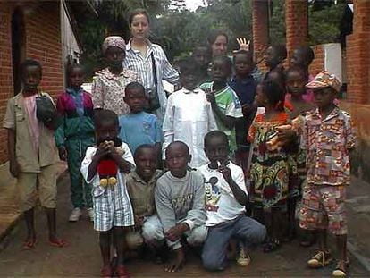 Cooperantes españoles de la ONG Cerca y Lejos, con niños de Camerún.