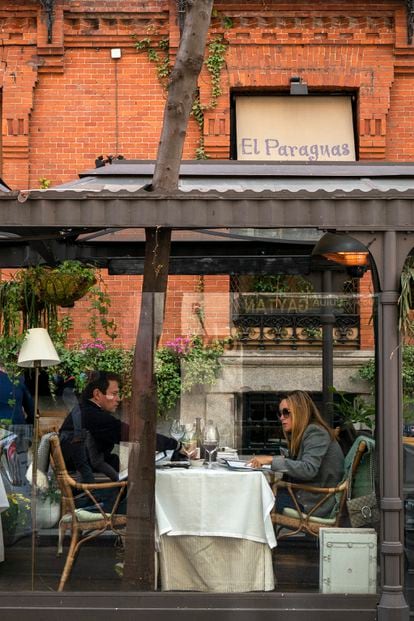Clientes toman algo en la terraza de un restaurante por la zona de Jorge Juan en Madrid.