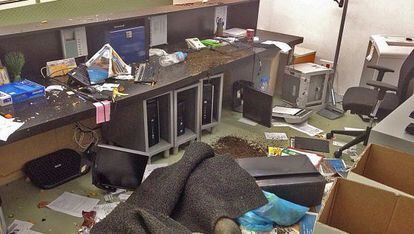 Desperfectos en la oficina de servicios sociales de Ciutat Meridiana.