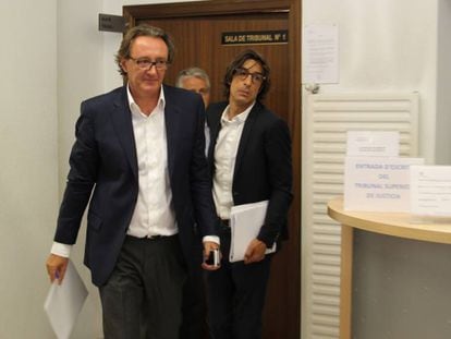 Higini Cierco (izquierda) sale de la sala tras declarar ayer ante el juez.