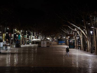 La Rambla de Barcelona, durante la primera noche del nuevo toque de queda ordenado por el Govern.