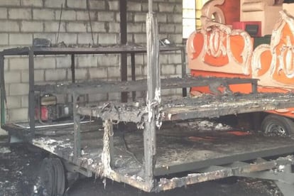 La carroza de los Reyes Magos totalmente calcinada en una nave de Arriate.
