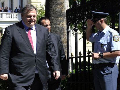 Venizelos, l&iacute;der del Pasok, al salir del palacio presidencial este martes.
