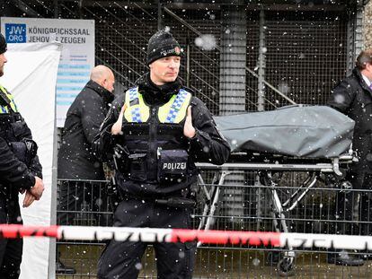 Un agente de policía custodia la zona mientras el cuerpo de una de las víctimas del tiroteo de Hamburgo es trasladado el viernes.