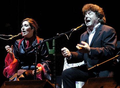 Enrique Morente y su hija, Estrella, por primera vez juntos en el escenario, durante un recital de cante jondo celebrado en los Jardines del Alcazar de los Reyes Cristianos de Córdoba, en el año 2005.