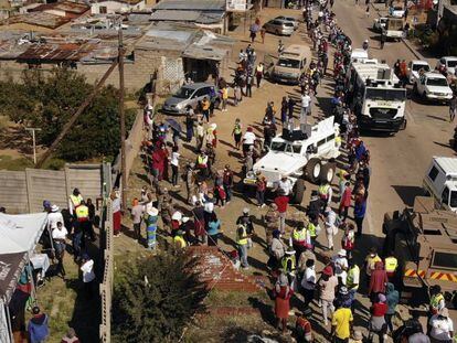 Miles de personas hacen cola para recibir alimentos en un barrio de Midrand, en Sudáfrica, el 2 de mayo.  