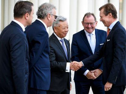 El presidente del BAII, Jin Liqun, saluda al Gran Duque Enrique de Luxemburgo, este viernes ante otras autoridades del país. 