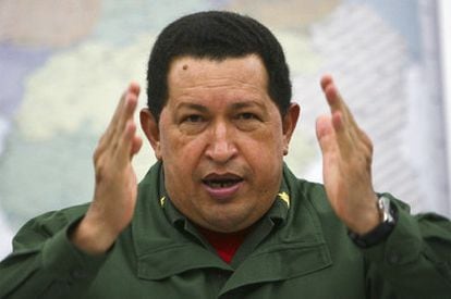 El presidente venezolano, Hugo Chávez, vestido de militar, en una locución el pasado 8 de enero.