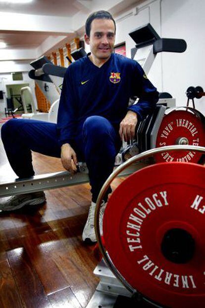 Julio Tous, en sus tiempos en el Barça, con sus aparatos.