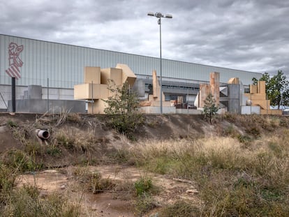 Reproducciones monumentales de obras de Gerardo Rueda, guardadas por su gran tamaño en el almacén logístico de la Generalitat valenciana, en Riba-roja, en una imagen del 11 de noviembre.