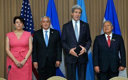 Mireya Ag&uuml;ero con los presidentes de Guatemala y El Salvador y John Kerry 
