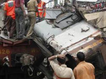 Accidente ferroviario en India, que deja al menos 49 muertos.