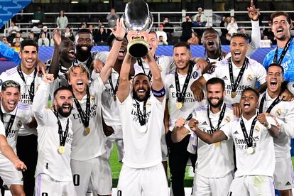 Karim Benzema levante el trofeo de la Supercopa de Europa, en el estadio Olímpico de Helsinki (Finlandia), el 10 de agosto de 2022. 