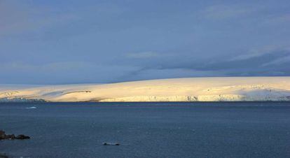 El glaciar Pimpirev, de isla Livingston, iluminado por el sol fotografiado desde la base Juan Carlos I.
